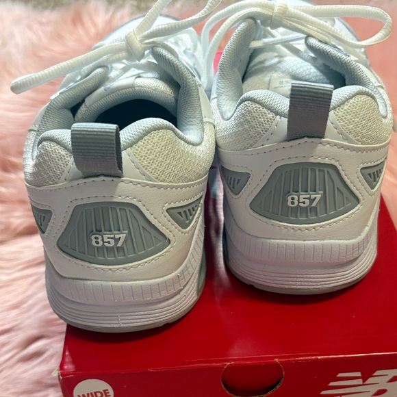 New Balance 857 White Athletic Training Shoes, Size 8 Wide - Picture 10 of 12